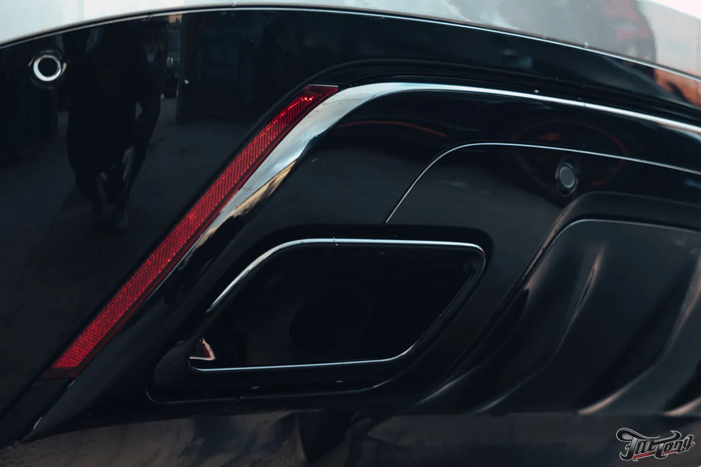 Окрас дисков, суппортов и насадок выхлопа на Range Rover Velar